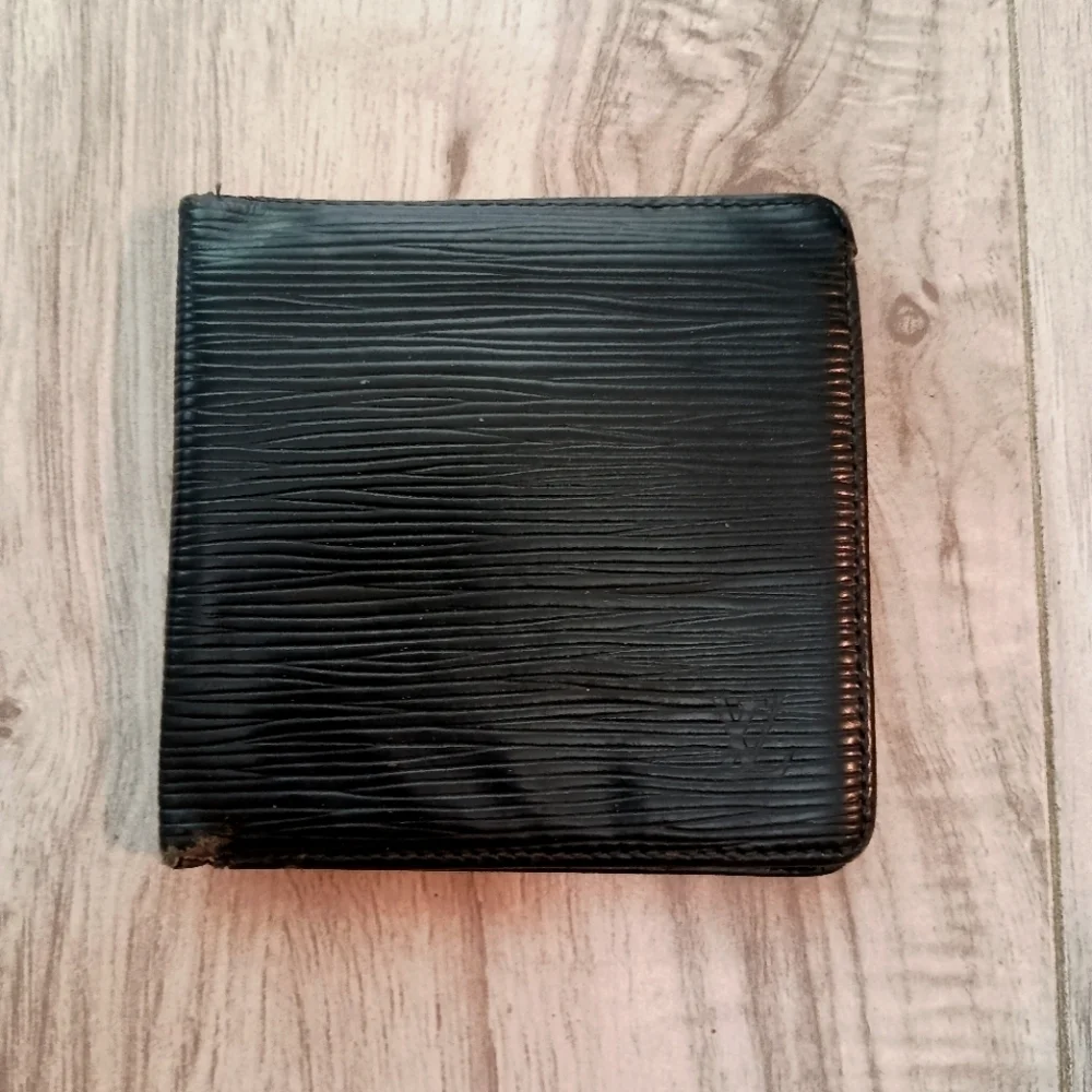 LOUIS VUITTON LV Epi Wallet Bi-Fold Leather Black